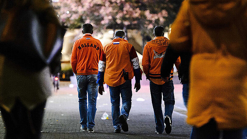 Bittere Enttäuschung bei den Oranje-Fans. Die Niederlande sind nicht für die EM qualifiziert. Bittere Enttäuschung bei den Oranje-Fans. Die Niederlande sind nicht für die EM qualifiziert.