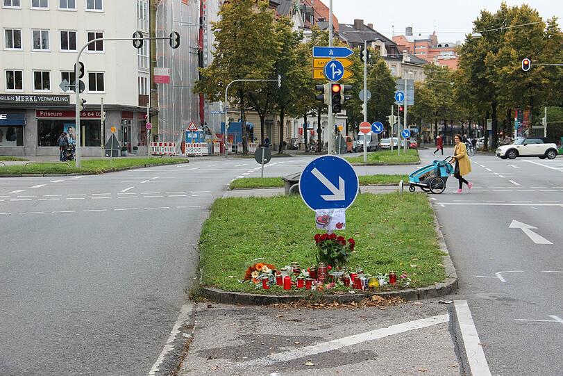 Familie und Freunde haben Blumen und Kerzen für die verstorbene 25-Jährige an der Nymphenburger Straße abgelegt.