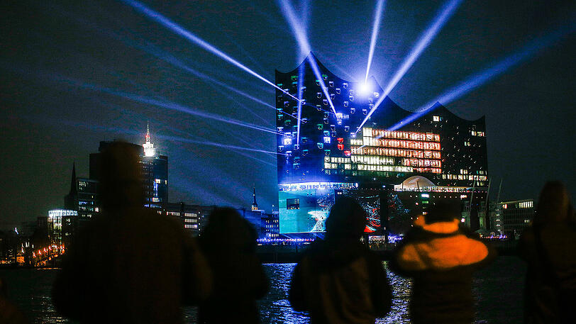 11.01.2017: Mit einem spektakulären Festakt wird das "Jahrhundertbauwerk" Elbphilharmonie in Hamburg eröffnet. Das Konzerthaus kostete 789 Millionen Euro - zehnmal mehr als geplant.