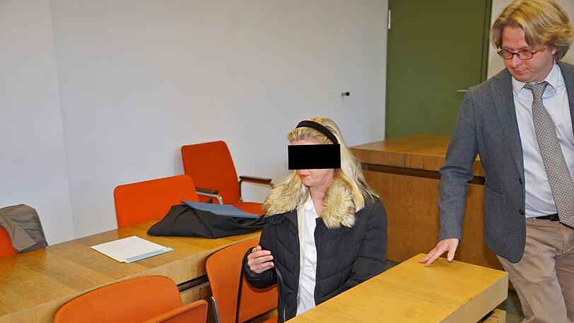 Karla F. hat einen guten Bekannten mit einem Brotmesser attackiert. Hier ein Bild vom Prozessauftakt mit ihrem Anwalt.