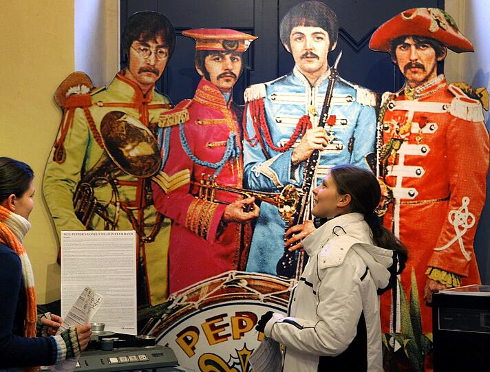 John Lennon, Ringo Starr, Paul Mc Cartney und George Harrison &ndash; hier in karnevalesken Uniformen für das 1967 veröffentlichte Album &bdquo;Sgt. Pepper&rsquo;s Lonely Hearts Club Band&ldquo; &ndash; hätten sich wirklich nicht gleich auflösen müssen, um die Museumsreife zu erlangen.