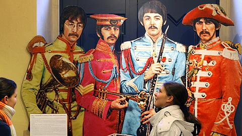 John Lennon, Ringo Starr, Paul Mc Cartney und George Harrison &ndash; hier in karnevalesken Uniformen für das 1967 veröffentlichte Album &bdquo;Sgt. Pepper&rsquo;s Lonely Hearts Club Band&ldquo; &ndash; hätten sich wirklich nicht gleich auflösen müssen, um die Museumsreife zu erlangen.