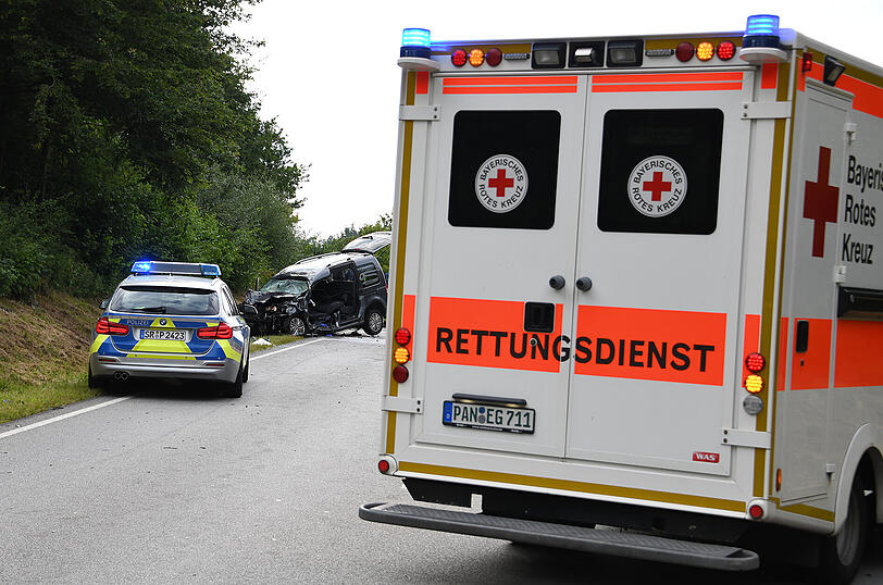 Am Unfallort waren über 50 Hilfskräfte, acht Rettungswägen, mehrere Notärzte und Sanitätsunterstützungsgruppen aus den umliegenden Landkreisen im Einsatz.
