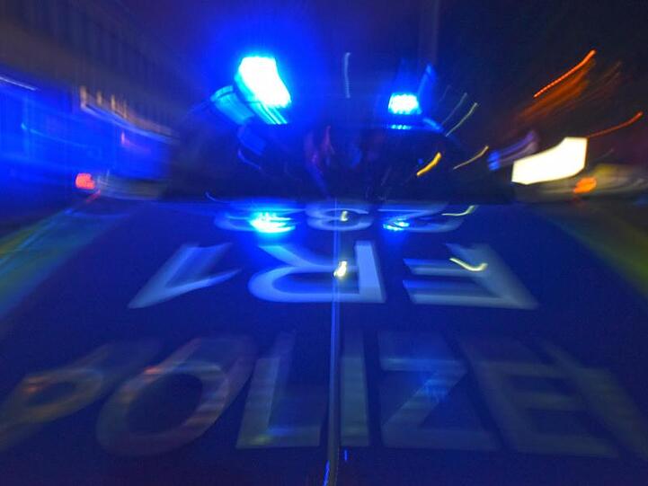 Ein Polizeifahrzeug steht mit Blaulicht auf der Straße. Foto: Patrick Seeger/Archiv