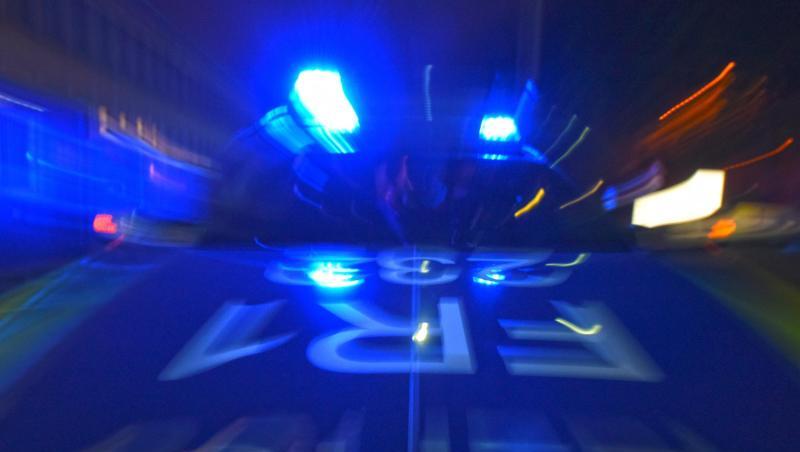 Ein Polizeifahrzeug steht mit Blaulicht auf der Straße. Foto: Patrick Seeger/Archiv Ein Polizeifahrzeug steht mit Blaulicht auf der Straße. Foto: Patrick Seeger/Archiv