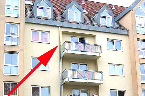 Auf diesen Balkon im vierten Stock des Appartement-Blocks flüchtete sich die schwer verletzte Frau.