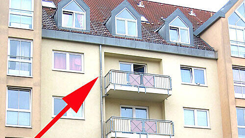 Auf diesen Balkon im vierten Stock des Appartement-Blocks flüchtete sich die schwer verletzte Frau. Auf diesen Balkon im vierten Stock des Appartement-Blocks flüchtete sich die schwer verletzte Frau.