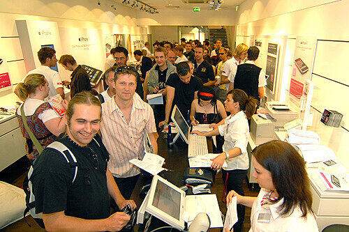Groß war der Andrang auf das neue Smarthandy. Telekom-Shop in der Kaufinger Straße.