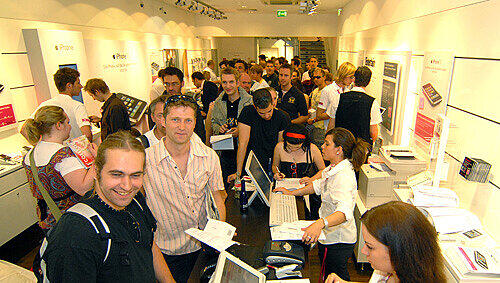 Groß war der Andrang auf das neue Smarthandy. Telekom-Shop in der Kaufinger Straße. Groß war der Andrang auf das neue Smarthandy. Telekom-Shop in der Kaufinger Straße.