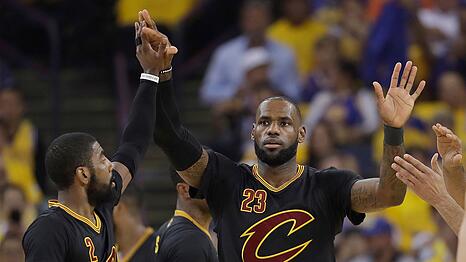Spielten bereits bei den Cleveland Cavaliers zusammen: LeBron James (r) und Kyrie Irving im Jahr 2017.