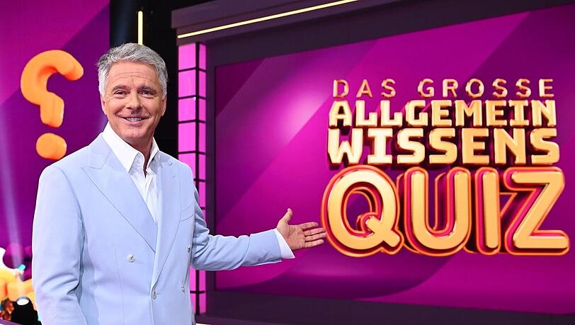 Jörg Pilawa testet Kandidaten im großen "Allgemeinwissensquiz".