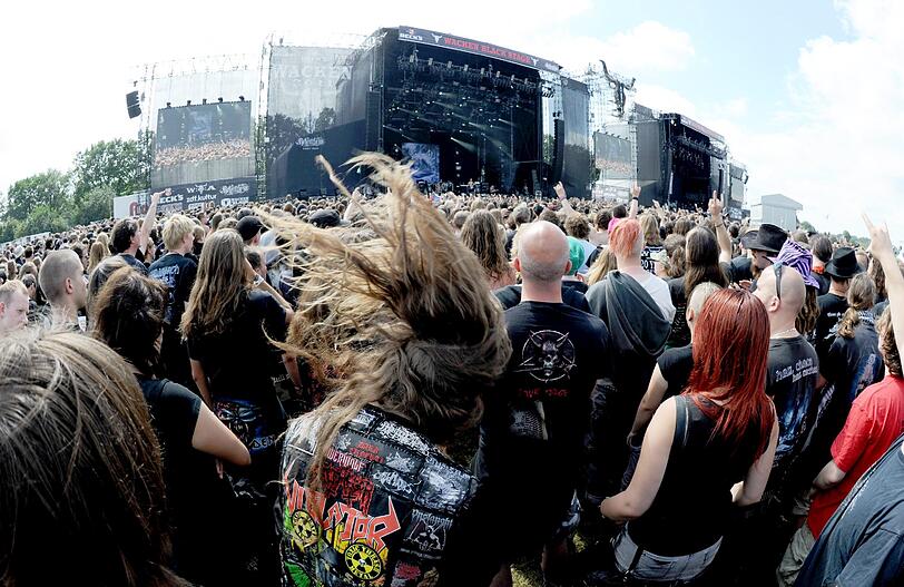 Wet T-Shirts, wilde Rocker, schräge Outfits: So verrückt war das Wacken-Festival 2011. wir zeigen die besten Bilder. EInfach weiterklicken!