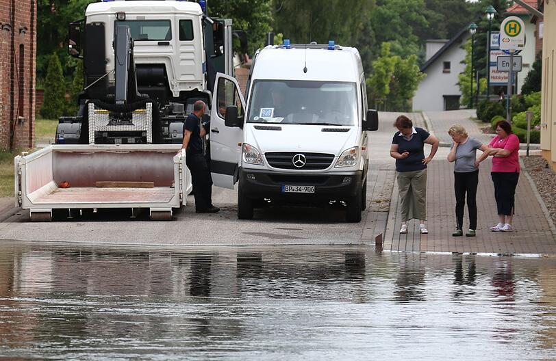 Überschwemmte Straßen in Klietz: Aktuelle Hochwasser-Bilder aus Sachsen-Anhalt