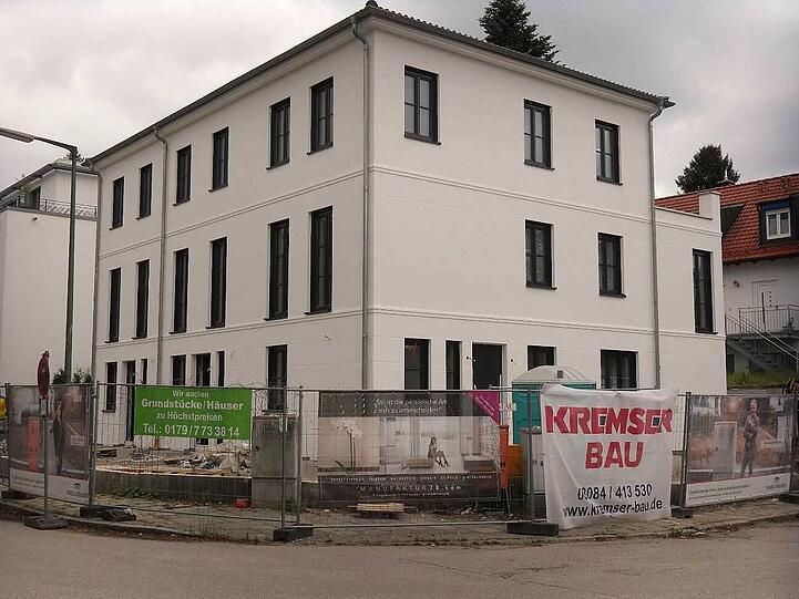 ... und wurde durch dieses Mehrfamilienhaus ersetzt, das bis zur Straßenebene reicht.