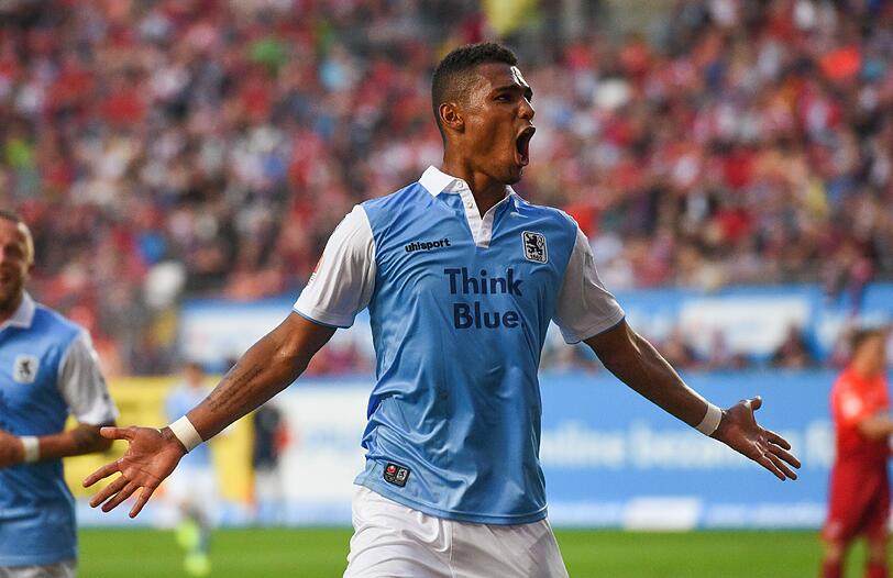 Rubin Okotie - hier gegen den 1. FC Kaiserlautern - hat schon vier Tore für den TSV 1860 München erzielt.