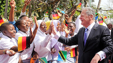 Bundespräsident Joachim Gauck wurde in Tansania frenetisch empfangen.