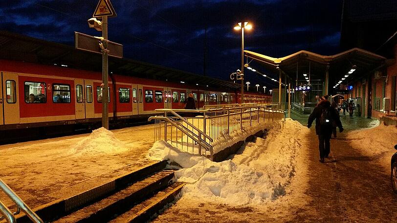 Eisiger Streik: Bei zweistelligen Minusgraden trafen sich heute Morgen Mitarbeiter der BOB in Holzkirchen am Bahnhof.