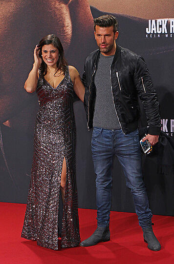 Model und TV-Star Tanja Tischewitsch zusammen mit Sänger Jay Khan.