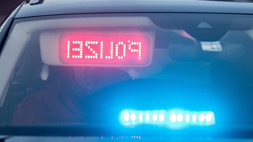 Der 16-Jährige bedrohte die Polizisten mit einer abgebrochenen Glasflasche. (Symbolbild)