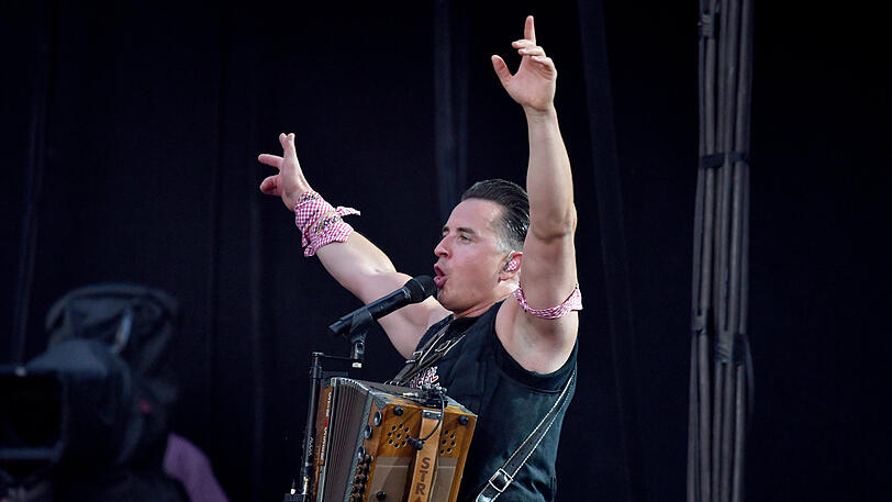 Volle Hütte im Olympiastadion: Andreas Gabalier rockte am Samstagabend in München vor 72.000 Zuschauern. Klicken Sie sich durch die Konzert-Bilder.