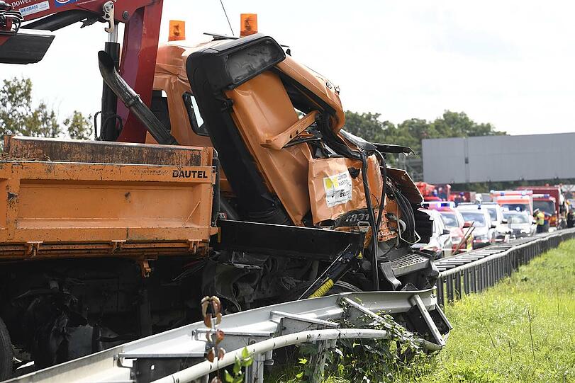 Spezialkräfte im Einsatz: Einer der Lastwagen hatte Klebstoffe geladen und war als Gefahrguttransporter gekennzeichnet.