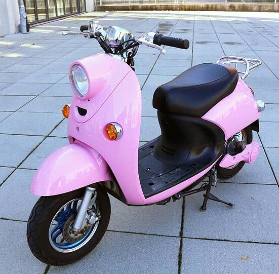 Ob Tim sich auch den E-Roller im Pink kaufen würde? Aber gut geeignet für den Einsatz in der City ist er allemal, findet er.