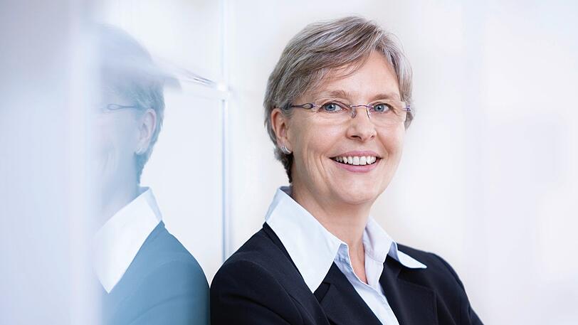 AZ-Interview mit Gabriele Widmann. Die Rohstoffexpertin arbeitet als Volkswirtin in der Volkswirtschaftlichen Abteilung der Deka-Bank, wo sie das Sachgebiet "Makro Trends/Rohstoffe" leitet.