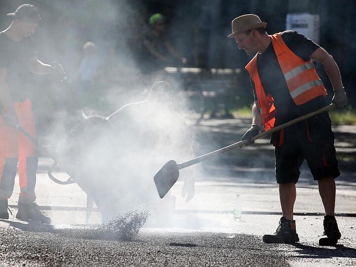 Für schweißtreibende Freiluft-Jobs soll es nach dem Willen der Grünen ein "Recht auf Hitzefrei" geben.