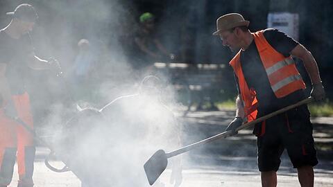 Für schweißtreibende Freiluft-Jobs soll es nach dem Willen der Grünen ein "Recht auf Hitzefrei" geben.