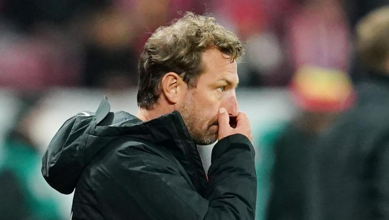 Augsburgs Trainer Markus Weinzierl reagiert während des Spiels.