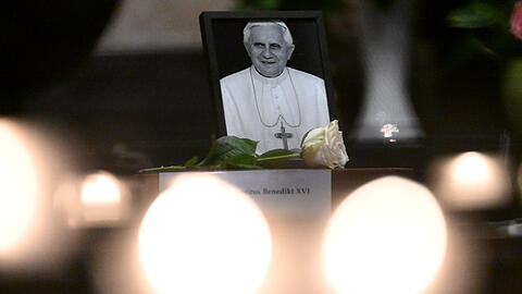 Ein Foto des emeritierten Papstes Benedikt XVI. steht im Kölner Dom. Der emeritierte Papst Benedikt XVI. ist am 31.12.2022 im Alter von 95 Jahren im Vatikan gestorben.