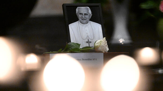 Ein Foto des emeritierten Papstes Benedikt XVI. steht im Kölner Dom. Der emeritierte Papst Benedikt XVI. ist am 31.12.2022 im Alter von 95 Jahren im Vatikan gestorben.