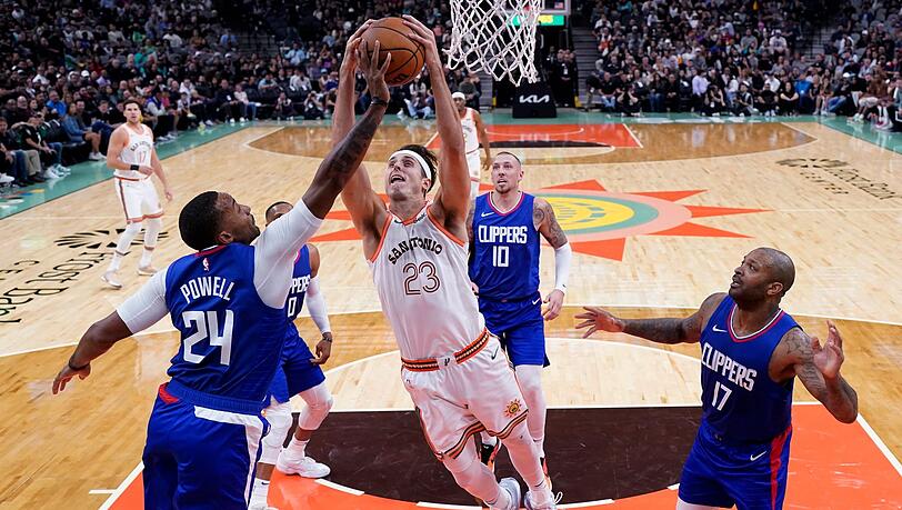 Spurs-Forward Zach Collins wird von Clippers-Guard Norman Powell (l) geblockt.