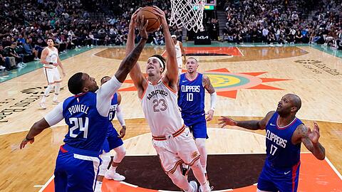 Spurs-Forward Zach Collins wird von Clippers-Guard Norman Powell (l) geblockt.