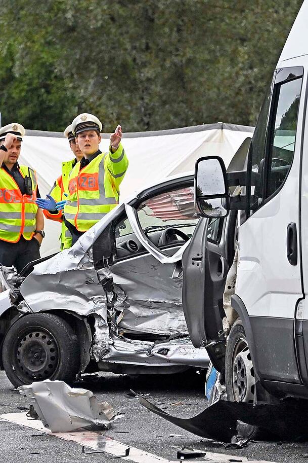 Im Einsatz waren neben Polizei und Rettungskräften die Feuerwehren Höhenkirchen, Hohenbrunn und Brunnthal.