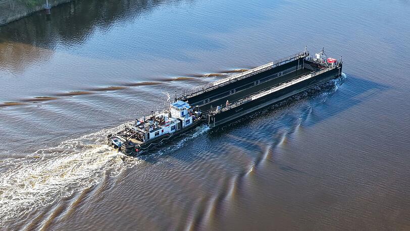 Ein Lastkahn, geschoben von dem Schubschiff "Hans" f&auml;hrt auf dem Nord-Ostsee-Kanal.