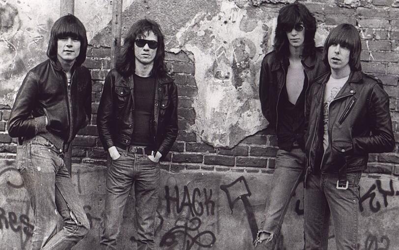 Punk-Ikone mit deutschen Wurzeln: Der 2001 viel zu früh verstorbene Dee Dee Ramone (links) wäre am 18. September 75 geworden. Punk-Ikone mit deutschen Wurzeln: Der 2001 viel zu früh verstorbene Dee Dee Ramone (links) wäre am 18. September 75 geworden.