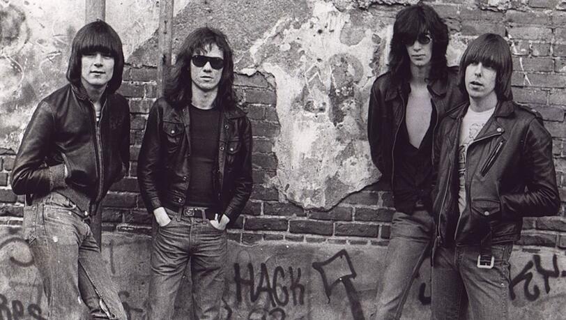 Punk-Ikone mit deutschen Wurzeln: Der 2001 viel zu früh verstorbene Dee Dee Ramone (links) wäre am 18. September 75 geworden. Punk-Ikone mit deutschen Wurzeln: Der 2001 viel zu früh verstorbene Dee Dee Ramone (links) wäre am 18. September 75 geworden.