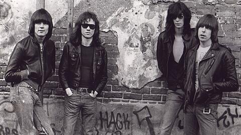 Punk-Ikone mit deutschen Wurzeln: Der 2001 viel zu fr&uuml;h verstorbene Dee Dee Ramone (links) w&auml;re am 18. September 75 geworden.