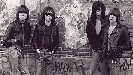 Punk-Ikone mit deutschen Wurzeln: Der 2001 viel zu fr&uuml;h verstorbene Dee Dee Ramone (links) w&auml;re am 18. September 75 geworden.