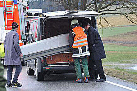 Horror-Unfall auf der B 299: Ein Rentner rast beim Überholen frontal in einen entgegenkommenden Sattelschlepper. Der 70-jährige Fahrer starb noch am Unfallort.