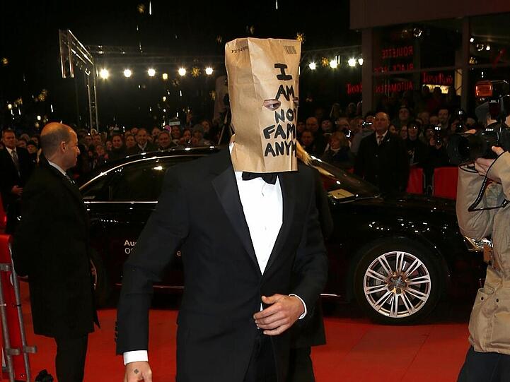 Shia LaBeouf mit seiner neuen Kopfbedeckung, der Papiertüte, bei der Berlinale