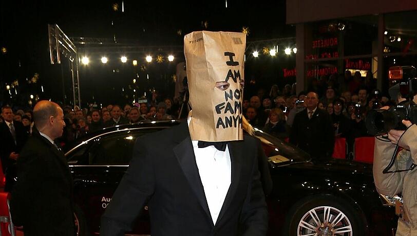 Shia LaBeouf mit seiner neuen Kopfbedeckung, der Papiertüte, bei der Berlinale Shia LaBeouf mit seiner neuen Kopfbedeckung, der Papiertüte, bei der Berlinale