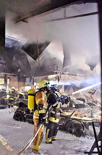 Die Bilder vom Feuerwehreinsatz in Krailling: Das Feuer ist in einer Autowerkstatt ausgebrochen, etliche Luxus-Fahrzeuge wurden beschädigt, der Schaden beläuft sich auf rund zweieinhalb Millionen Euro.