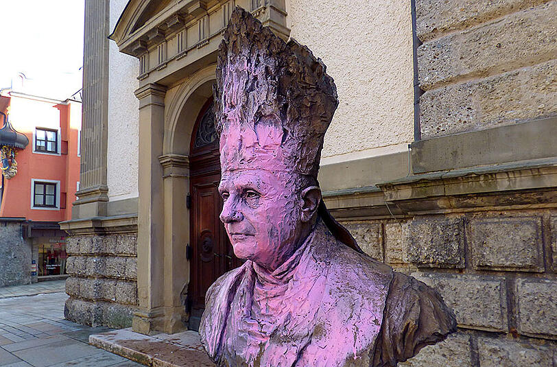 Die besprühte Büste von Papst Benedikt in Traunstein.