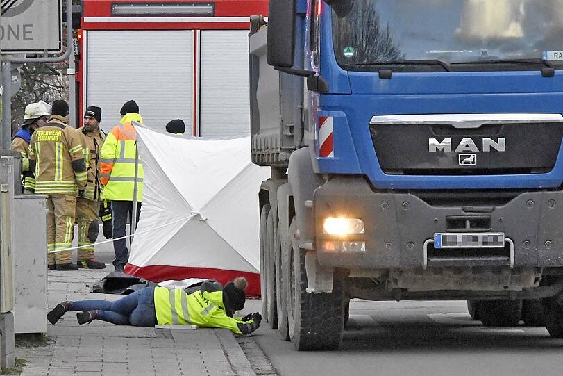 Eine Radfahrerin stirbt in Ismaning, als sie vom Lkw erfasst wird. Die Bilder