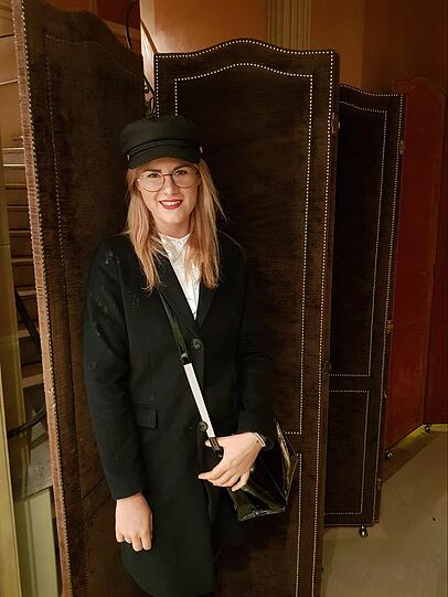 Anna Steinbacher kauft fürs eigene kleine Hotel in Wasserburg am Inn.