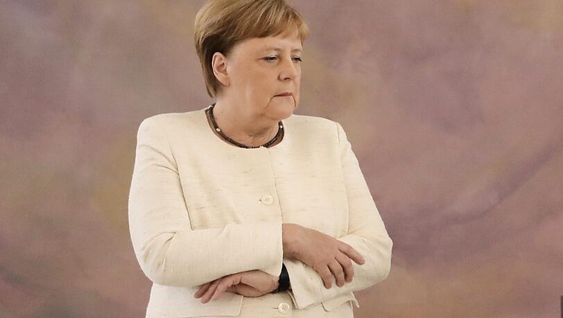Im Schloss Bellevue erlitt Kanzlerin Angela Merkel am Donnerstag einen Zitteranfall. Im Schloss Bellevue erlitt Kanzlerin Angela Merkel am Donnerstag einen Zitteranfall.
