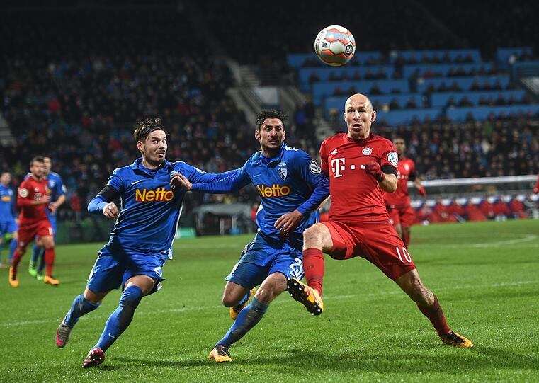 Beim letzten Aufeinandertreffen 2016 im Pokal-Viertelfinale : Bochums Stefano Celozzi (l.) und Onur Bulut im Zweikampf mit Bayerns Arjen Robben.