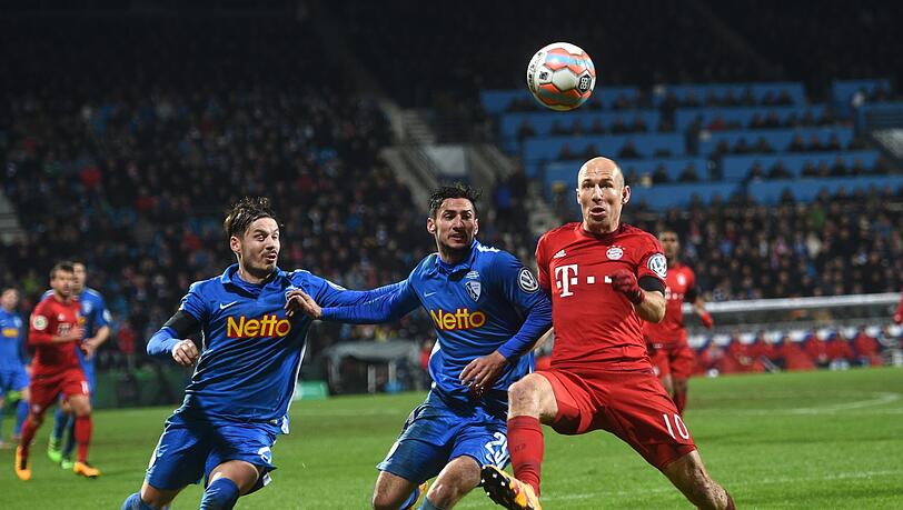 Beim letzten Aufeinandertreffen 2016 im Pokal-Viertelfinale : Bochums Stefano Celozzi (l.) und Onur Bulut im Zweikampf mit Bayerns Arjen Robben.